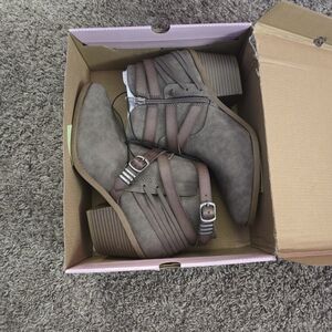 Pop Brown Ankle Boots with Lace-Up Design